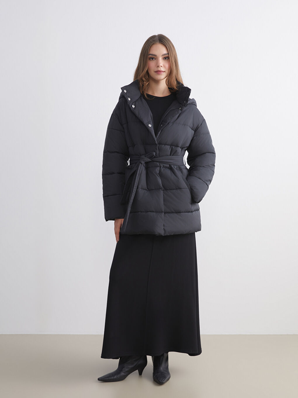 Siyah Kapüşonlu Beli Kuşaklı Kadın Şişme Mont-1