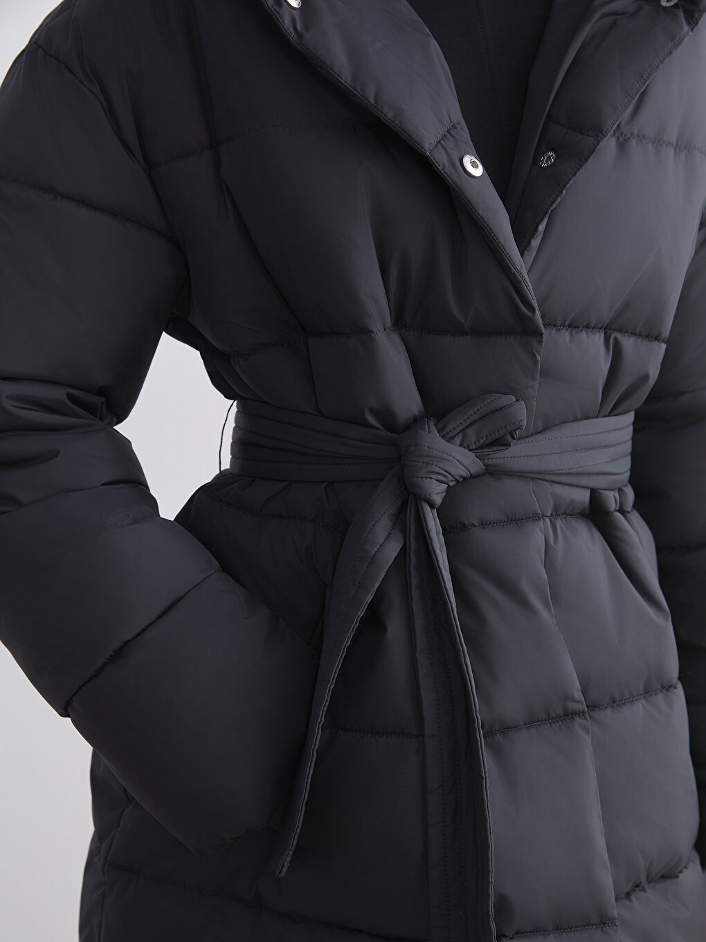 Siyah Kapüşonlu Beli Kuşaklı Kadın Şişme Mont-2