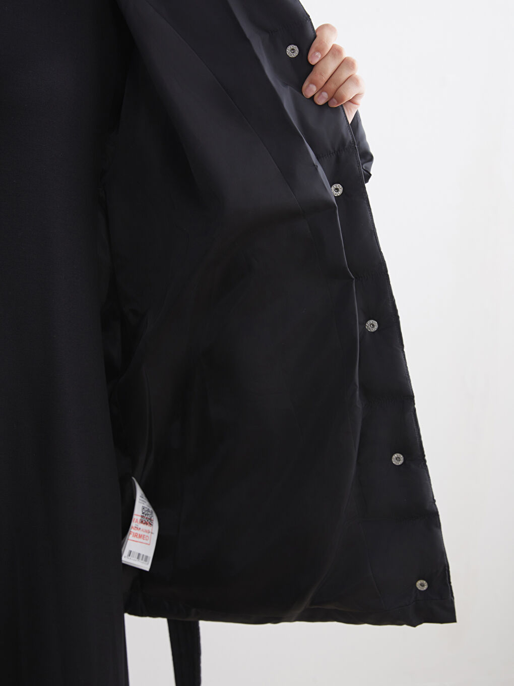 Siyah Kapüşonlu Beli Kuşaklı Kadın Şişme Mont-3