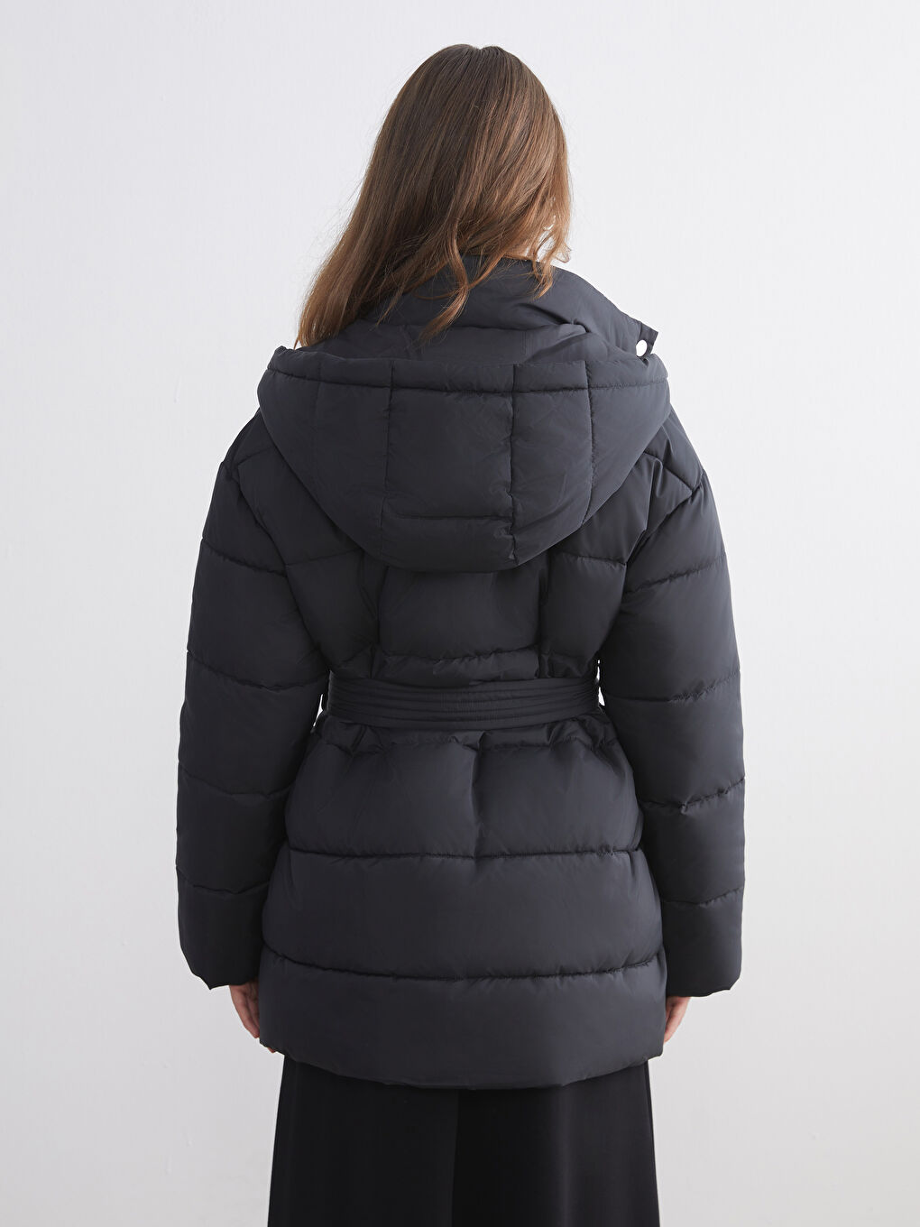 Siyah Kapüşonlu Beli Kuşaklı Kadın Şişme Mont-4