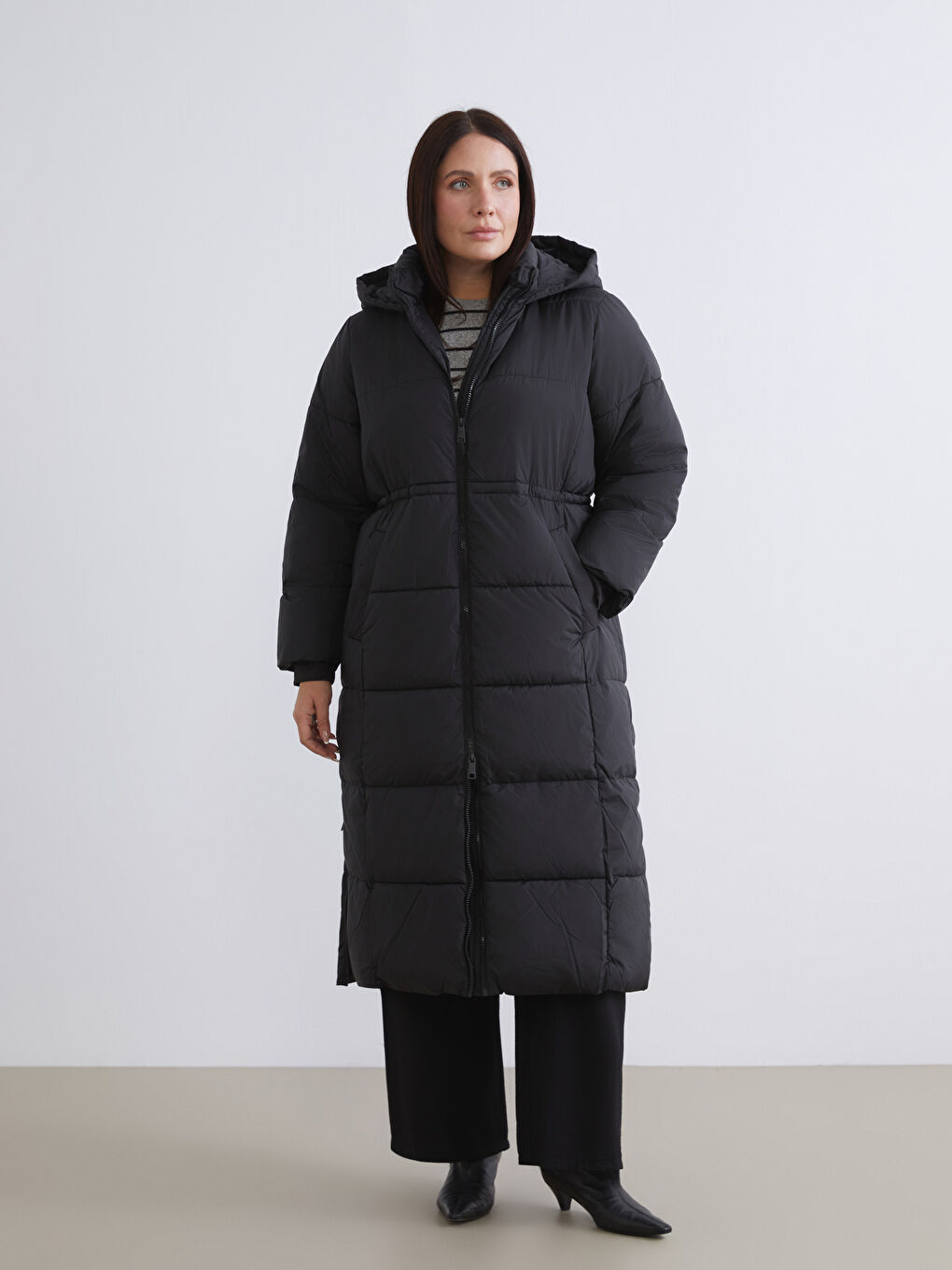 Siyah Kapüşonlu Kadın Şişme Mont-1