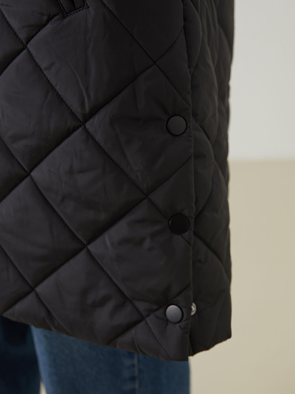 Стёганый пуховик с капюшоном для женщин-5