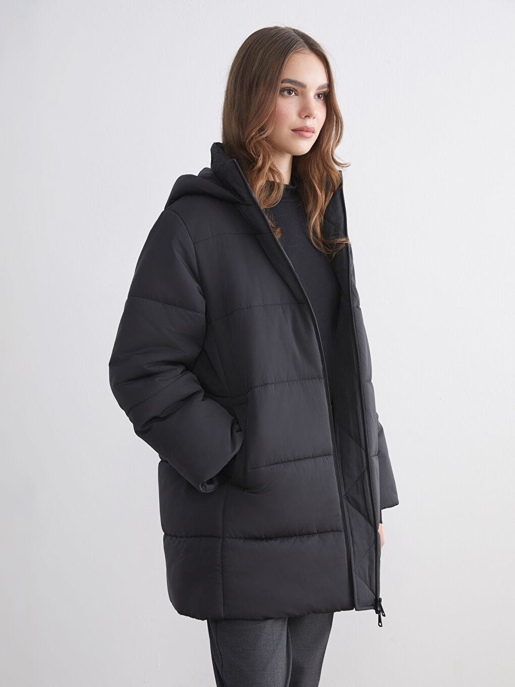 Siyah Kapüşonlu Oversize Kadın Şişme Mont