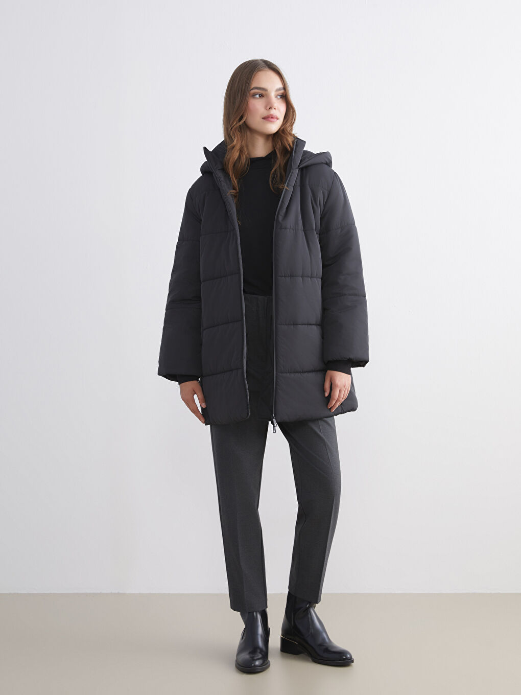 Siyah Kapüşonlu Oversize Kadın Şişme Mont-1