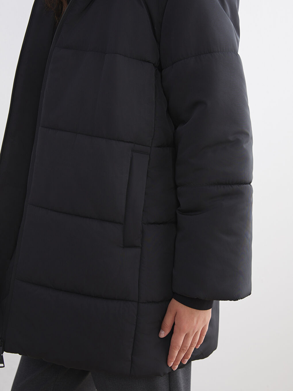 Siyah Kapüşonlu Oversize Kadın Şişme Mont-2