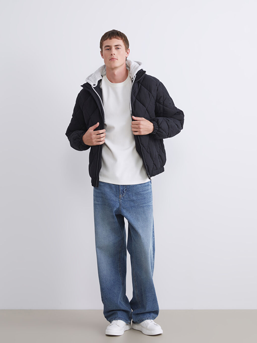 Siyah Standart Kalıp Kapüşonlu Erkek Şişme Mont-1