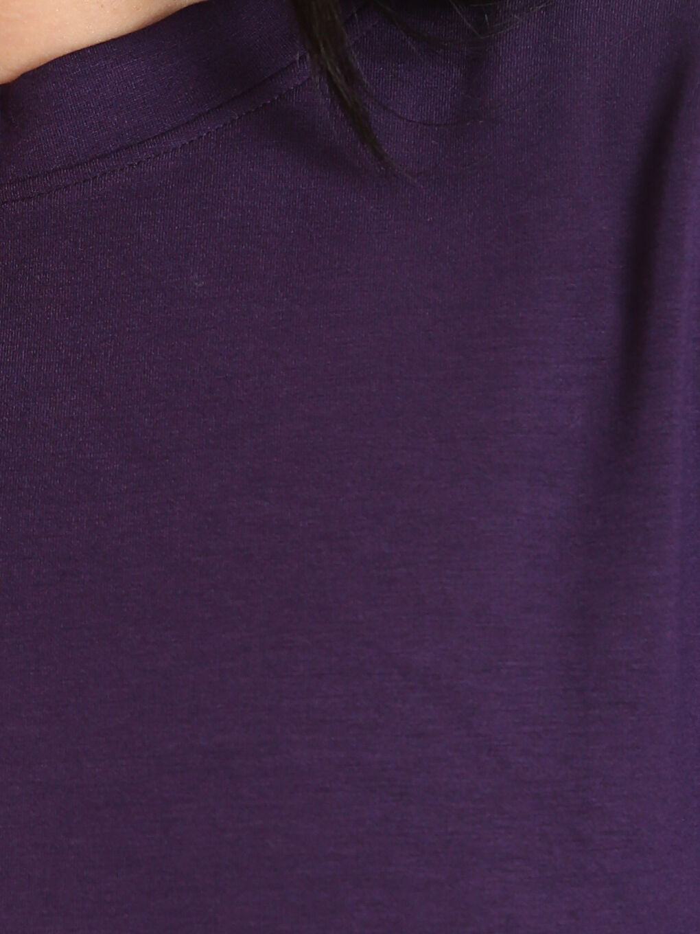 ოვალური საყელოთი ქალის მაისური-2