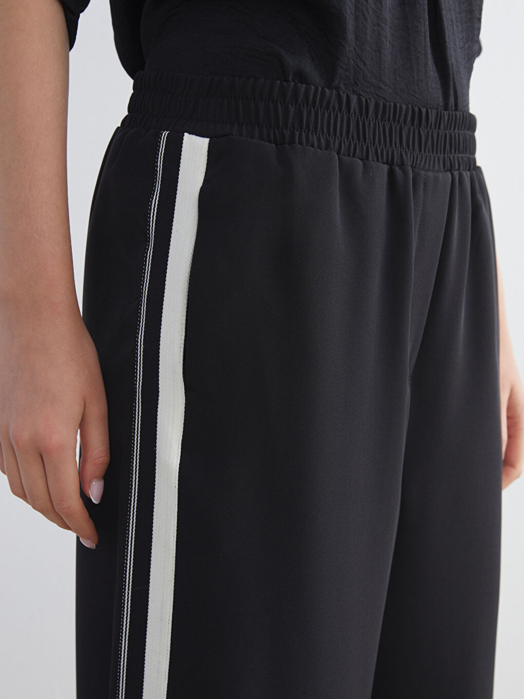 Pantalone sa elastičnim strukom i prugastim detaljima za žene-2