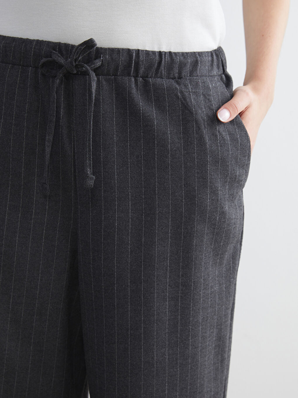 Prugaste pantalone za žene sa elastičnim strukom-2