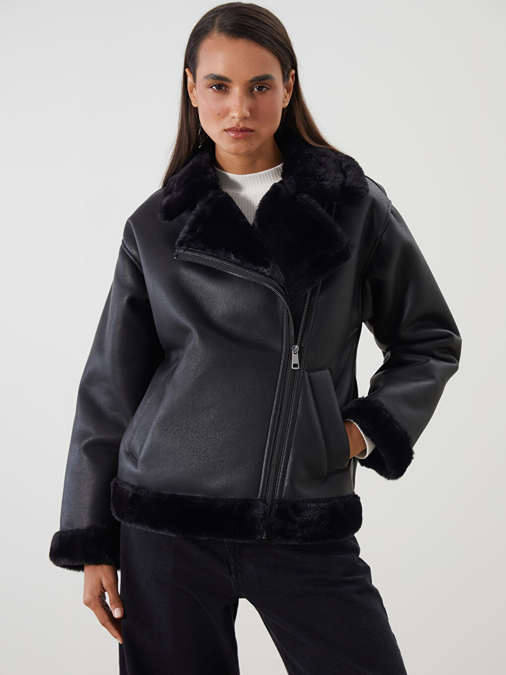 Siyah Kürk Yaka Kadın Deri Görünümlü Mont