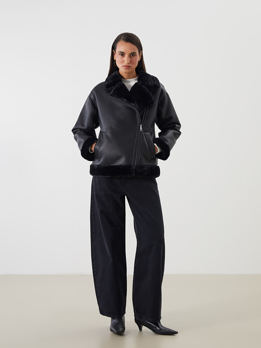 Siyah Kürk Yaka Kadın Deri Görünümlü Mont-1