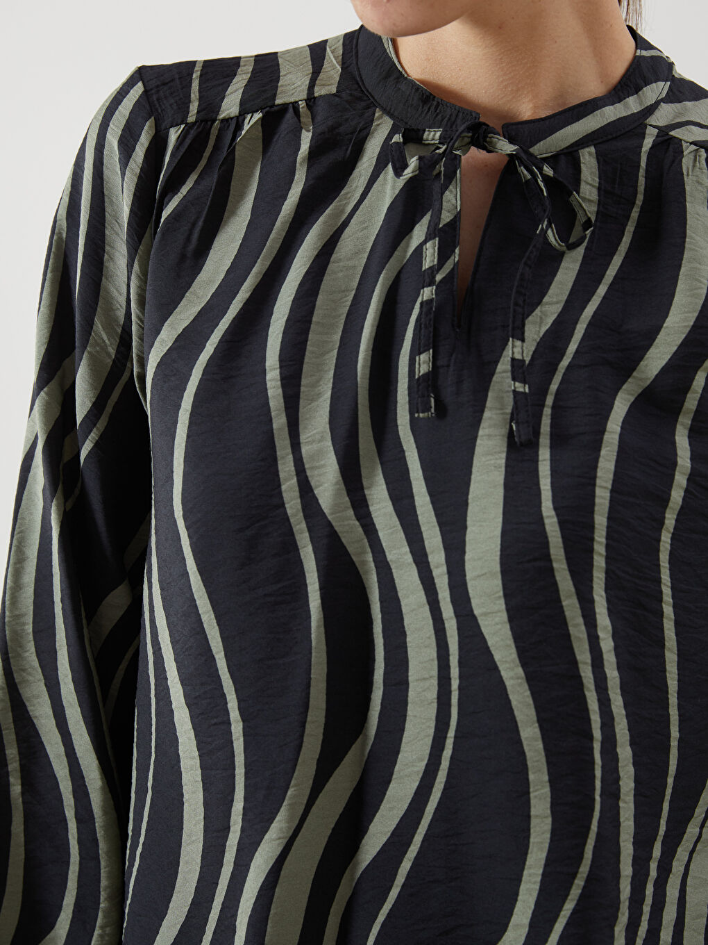 LCWAIKIKI Classic Tie Neck Patterned Blouse -W5AG08Z8-LRR