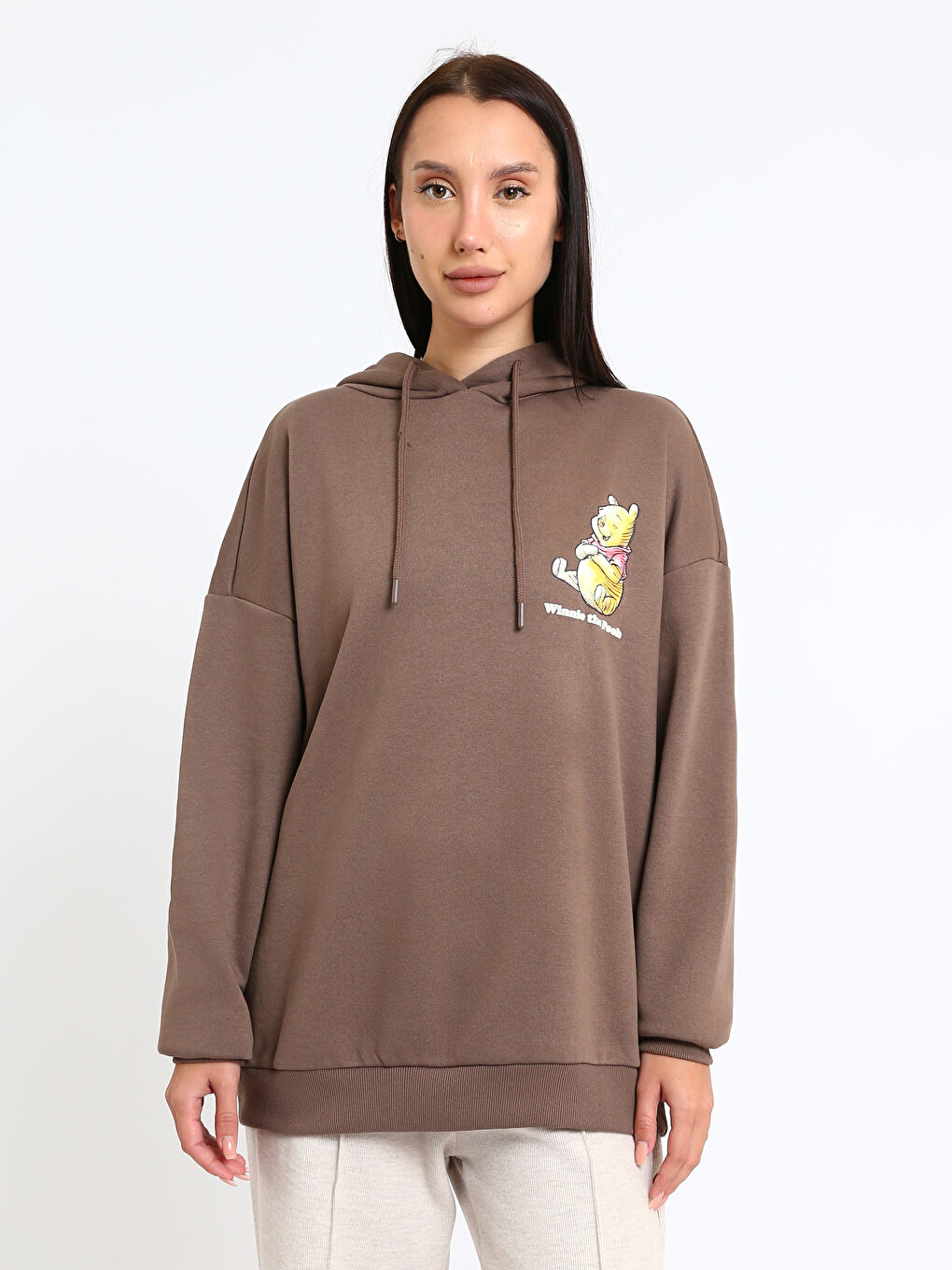 ქალი ყავისფერი ჰუდი