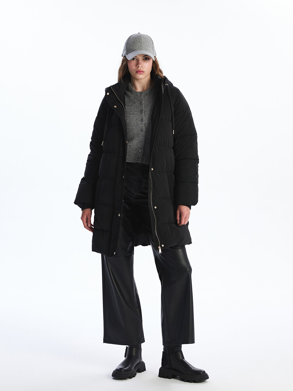 Siyah Kapüşonlu Kadın Şişme Mont-1