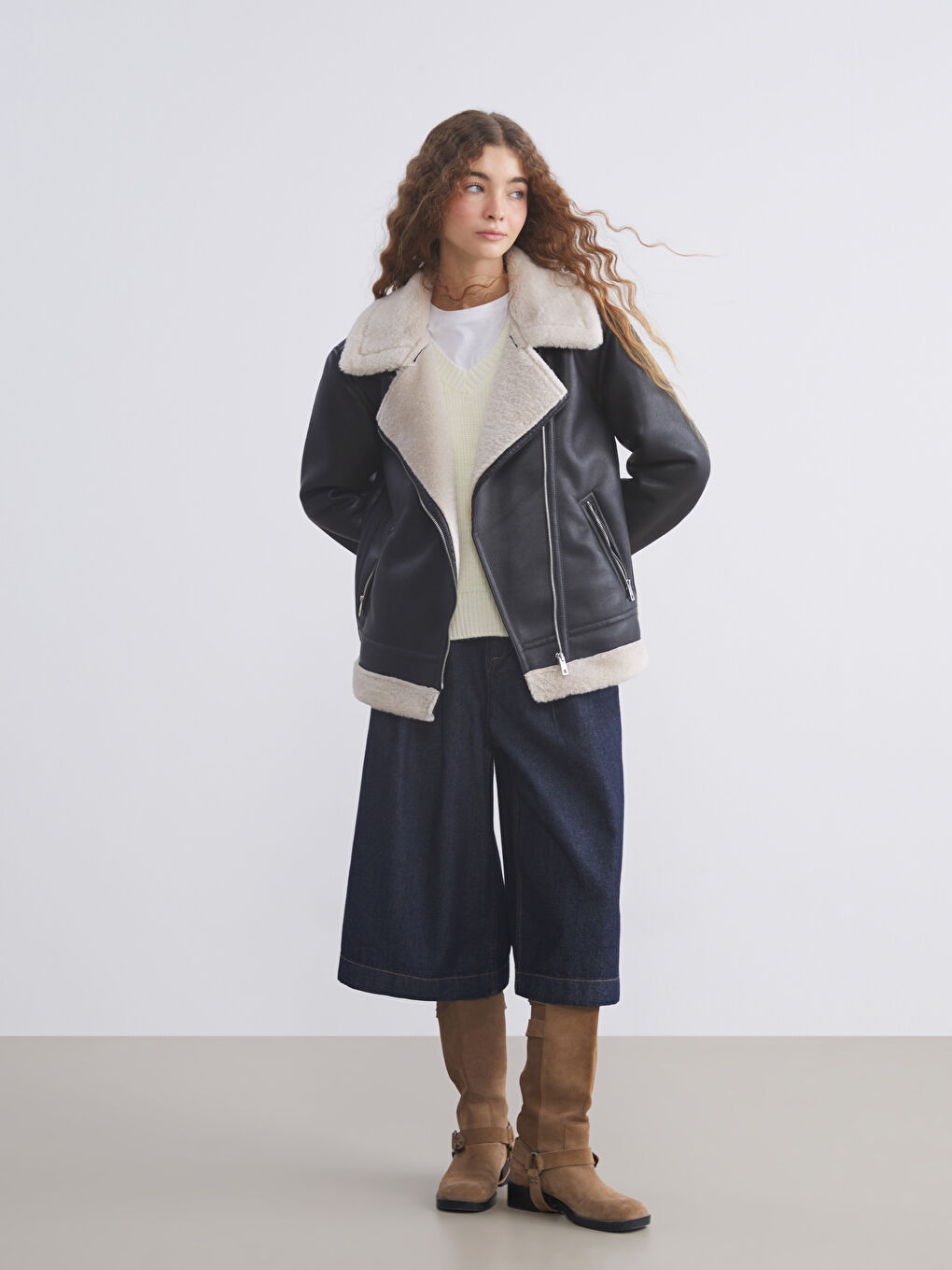 Siyah Kürk Yaka Kadın Deri Görünümlü Mont-1