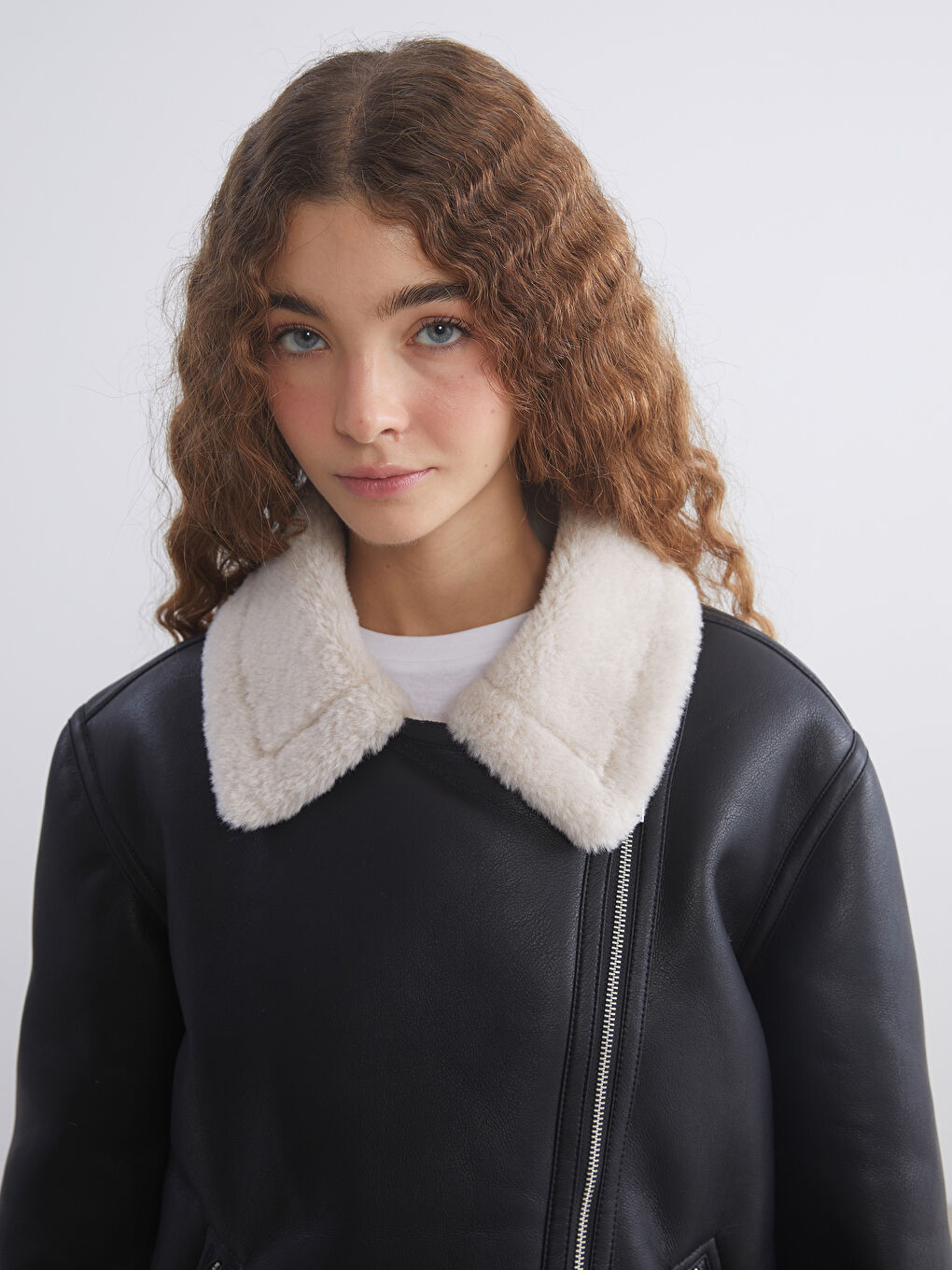 Siyah Kürk Yaka Kadın Deri Görünümlü Mont-2