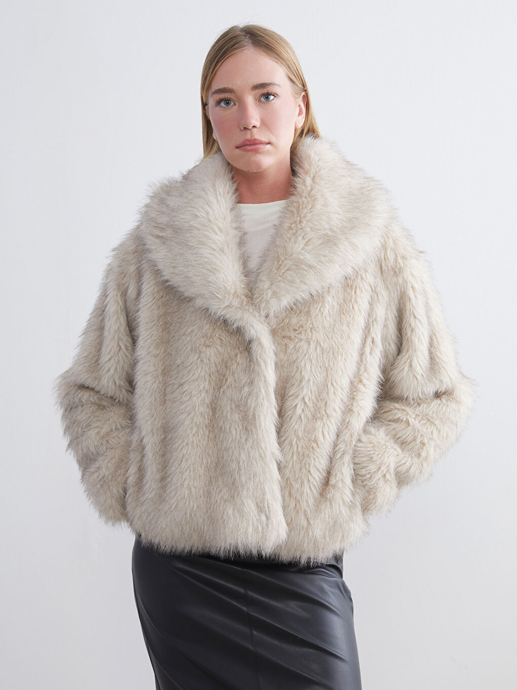 Ekru Ceket Yaka Kadın Kürk Mont