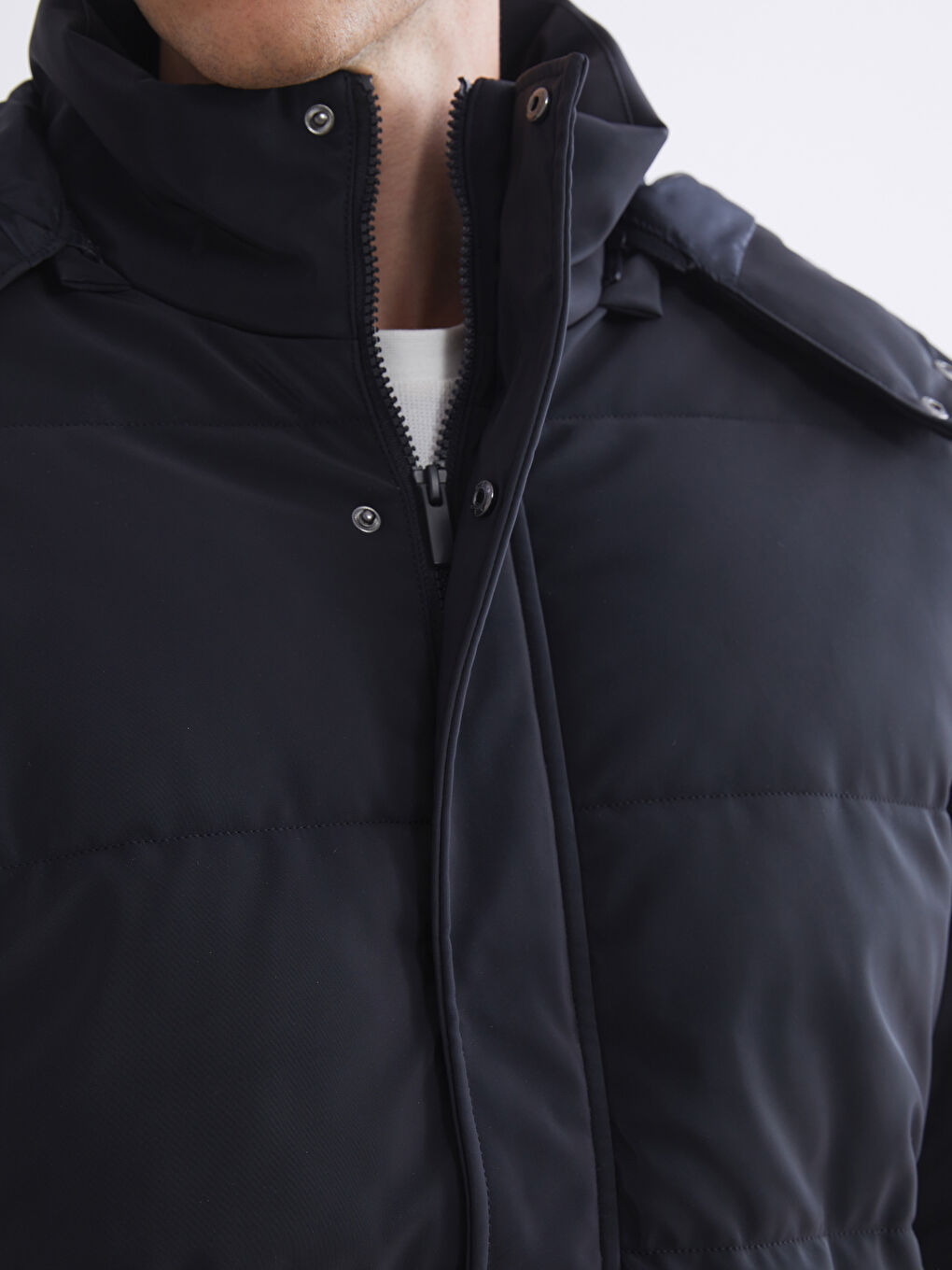 Мужской пуховик свободного кроя с капюшоном-3