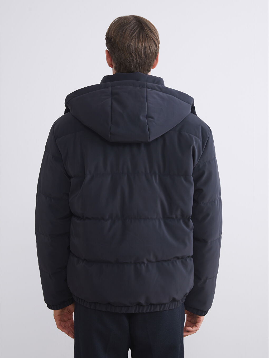Мужской пуховик свободного кроя с капюшоном-4