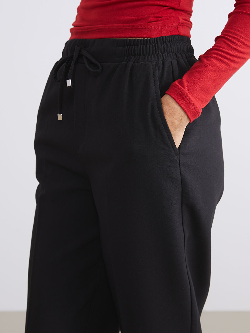 Pantalone sa elastičnim strukom i šargarepa krojem za žene-2