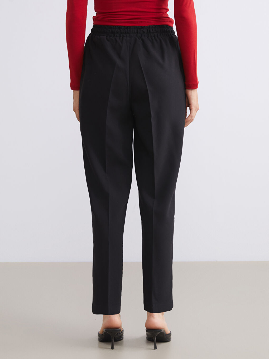 Pantalone sa elastičnim strukom i šargarepa krojem za žene-3