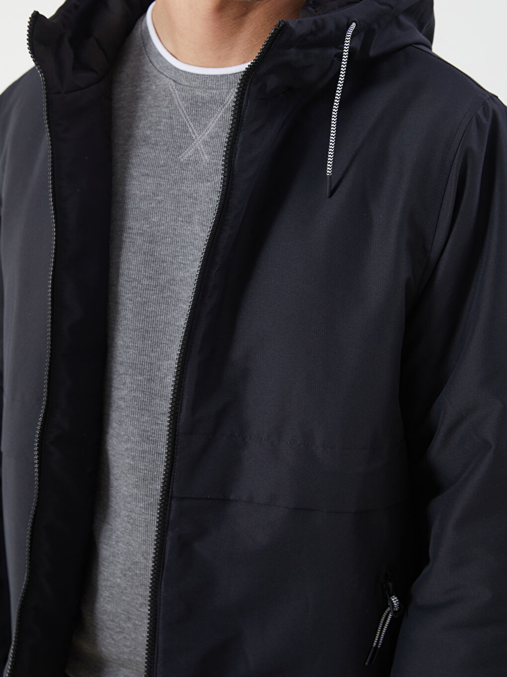 Siyah Standart Kalıp Kapüşonlu Erkek Mont-3