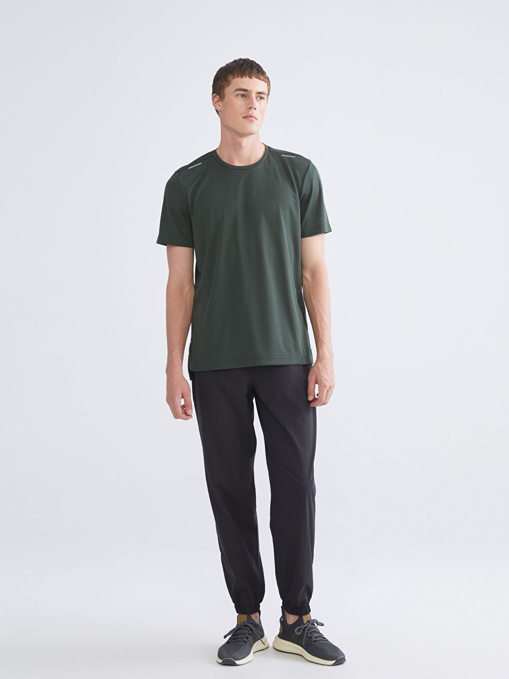 تيشيرت رياضي برقبة دائرية للرجال-1