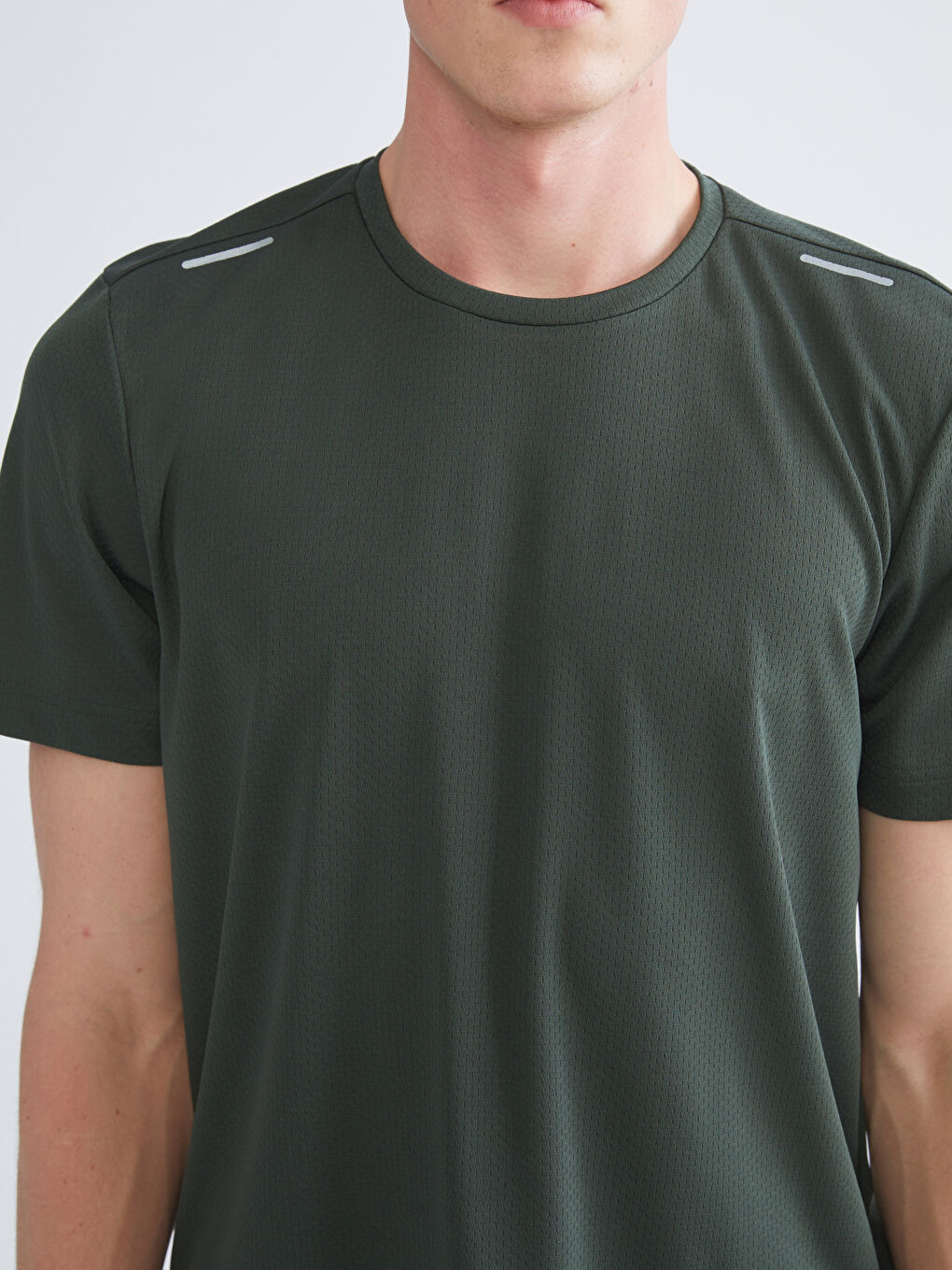 تيشيرت رياضي برقبة دائرية للرجال-2