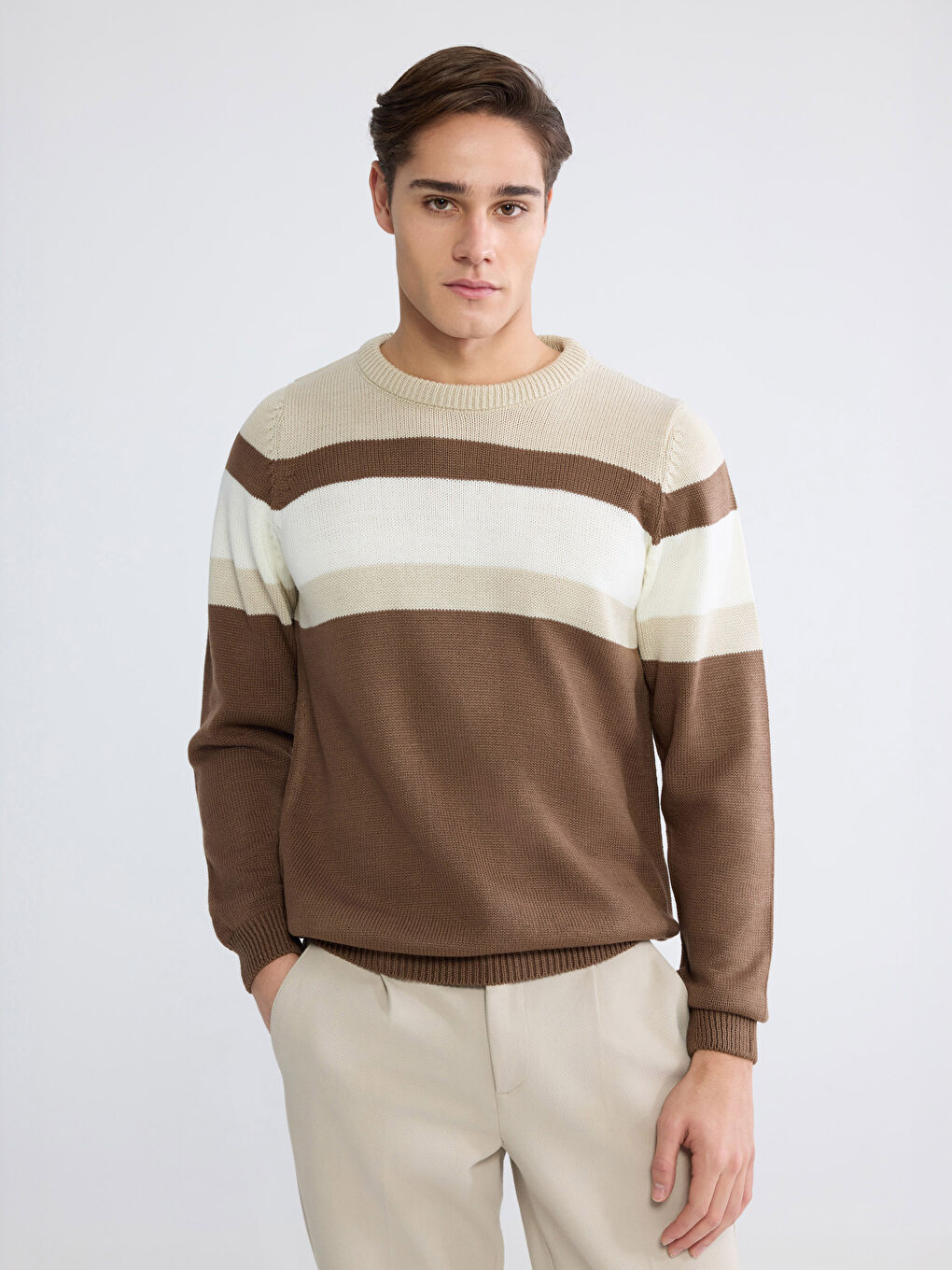 كنزة صوفية تريكو مُخَطَّطة برقبة دائرية للرجال