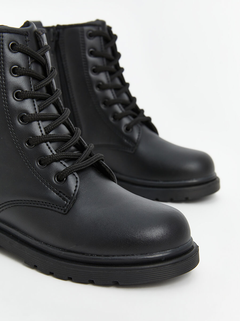 Siyah Deri Görünümlü Erkek Çocuk Bot-2