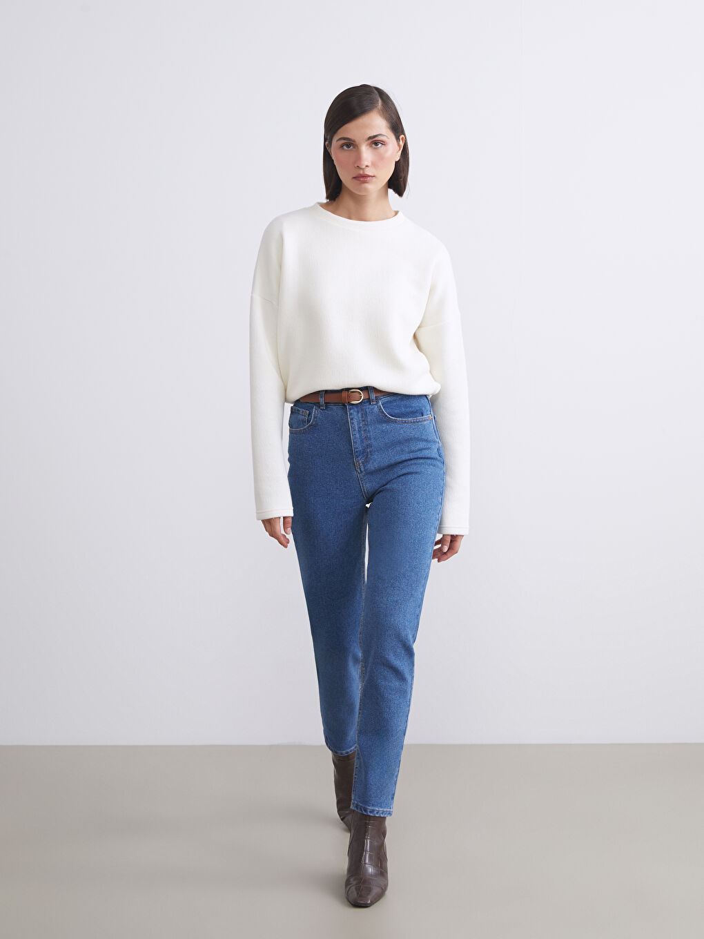 İndigo Beli Kemerli Mom Fit Kadın Jean Pantolon-1