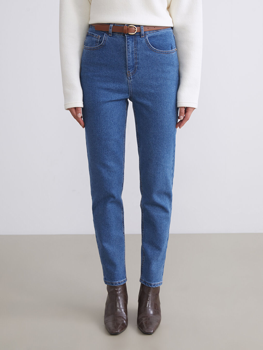 İndigo Beli Kemerli Mom Fit Kadın Jean Pantolon-2