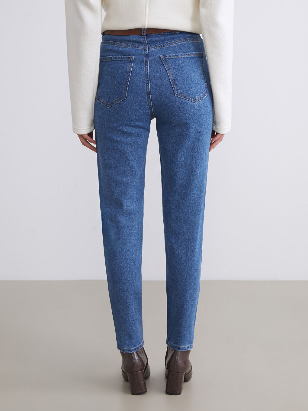 İndigo Beli Kemerli Mom Fit Kadın Jean Pantolon-4