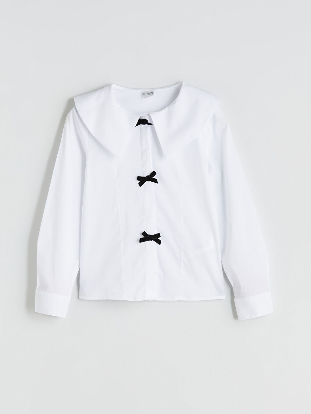 Beyaz Bebe Yaka Fiyonk Detaylı Kız Çocuk Gömlek