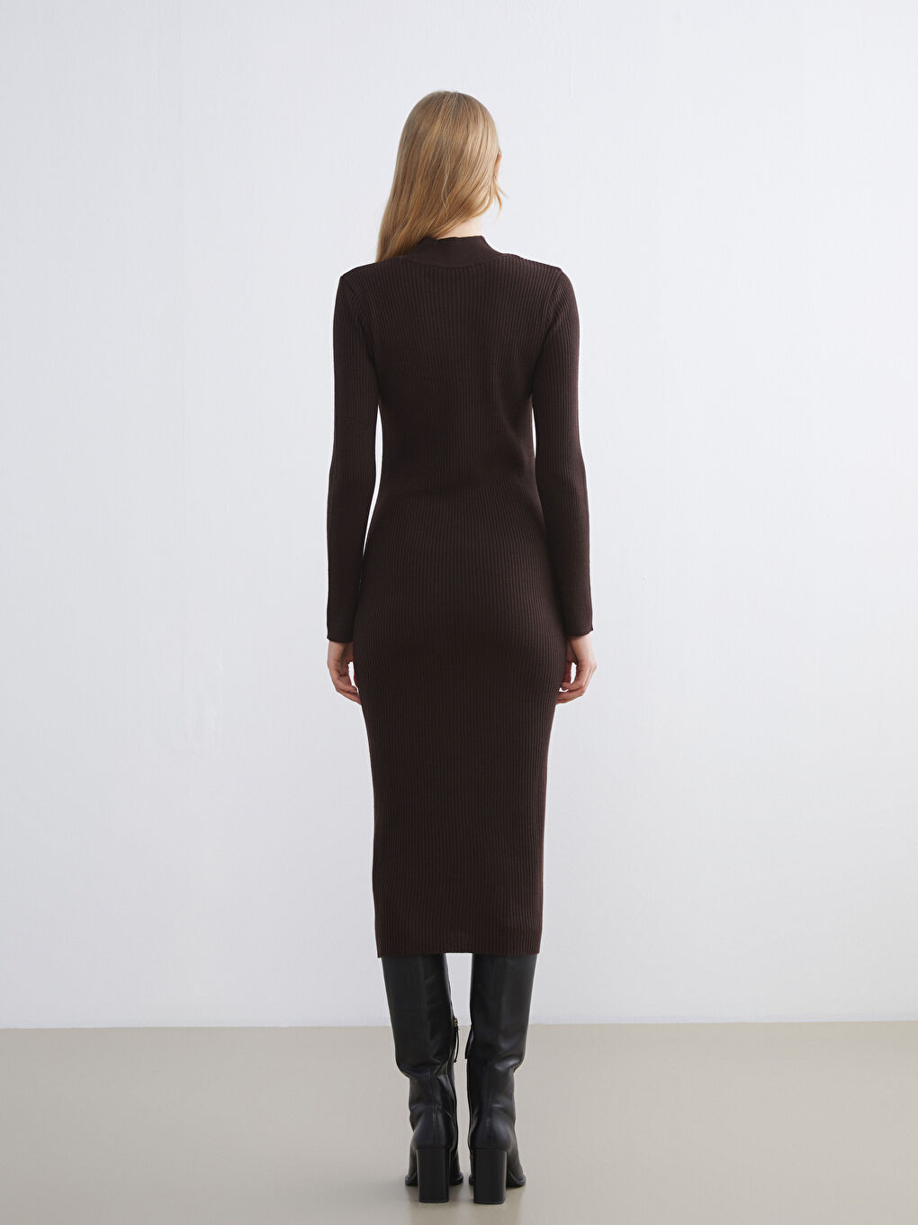 فستان تريكو بياقة نصف عالية-3