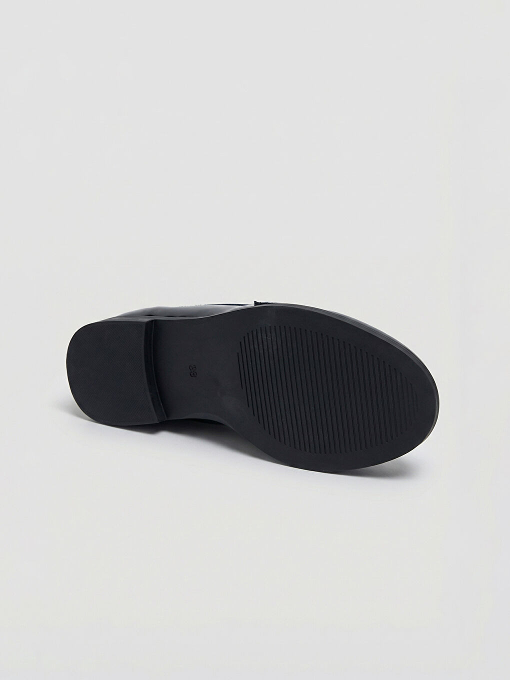 Lakovane cipele na štiklu, uzdignute metalnim detaljima.-2