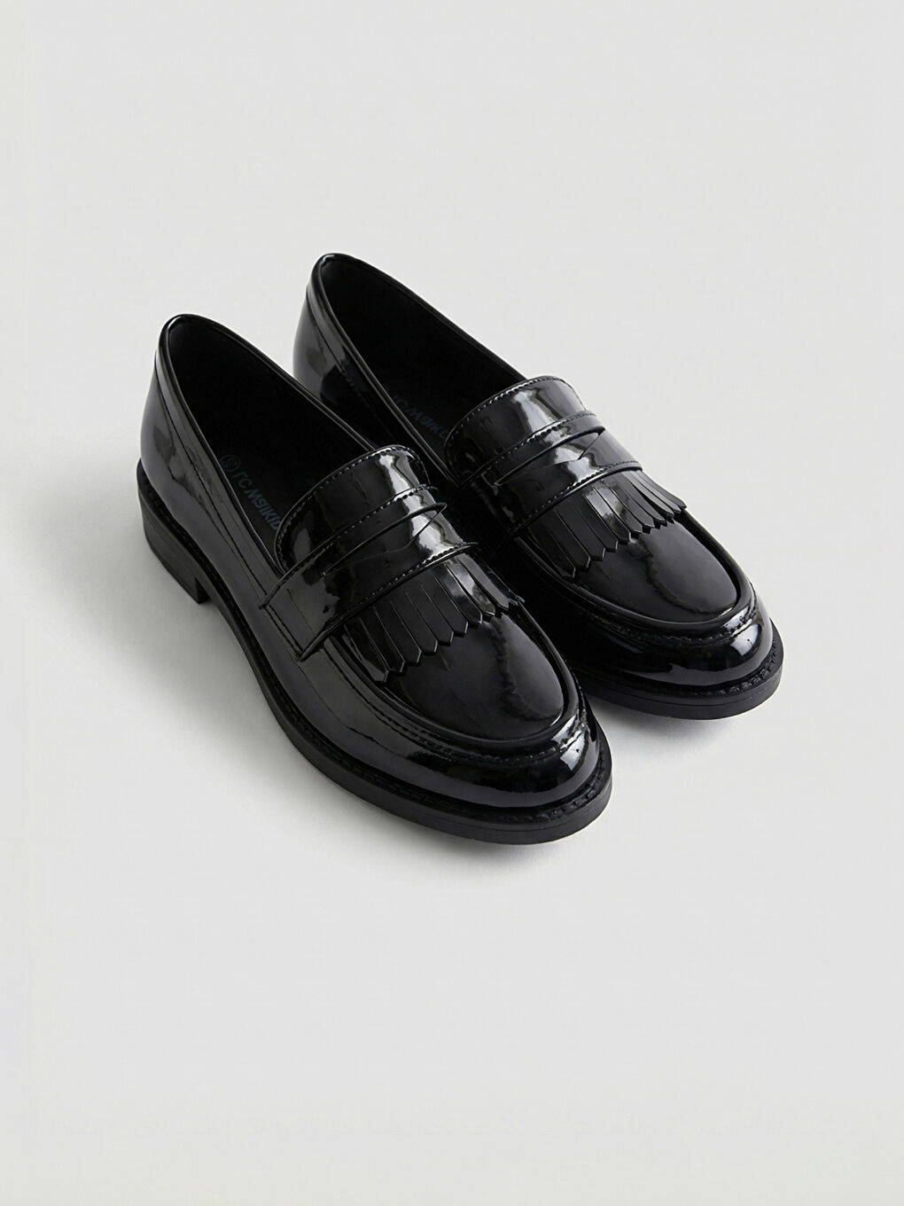 Ženske klasične cipele sa lakiranim završetkom