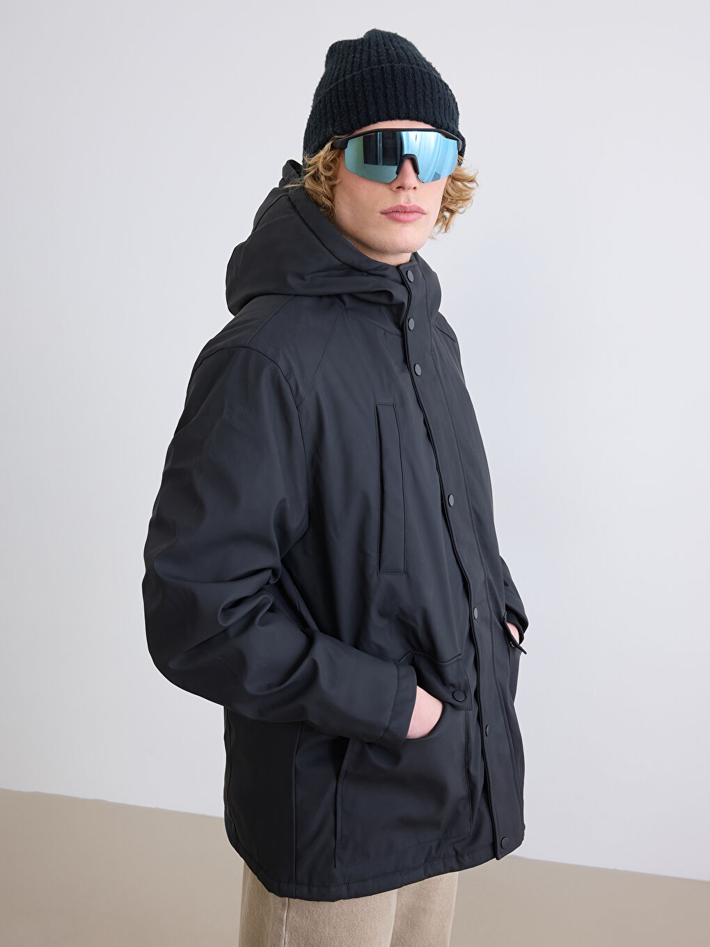 Siyah Standart Kalıp Kapüşonlu Erkek Mont