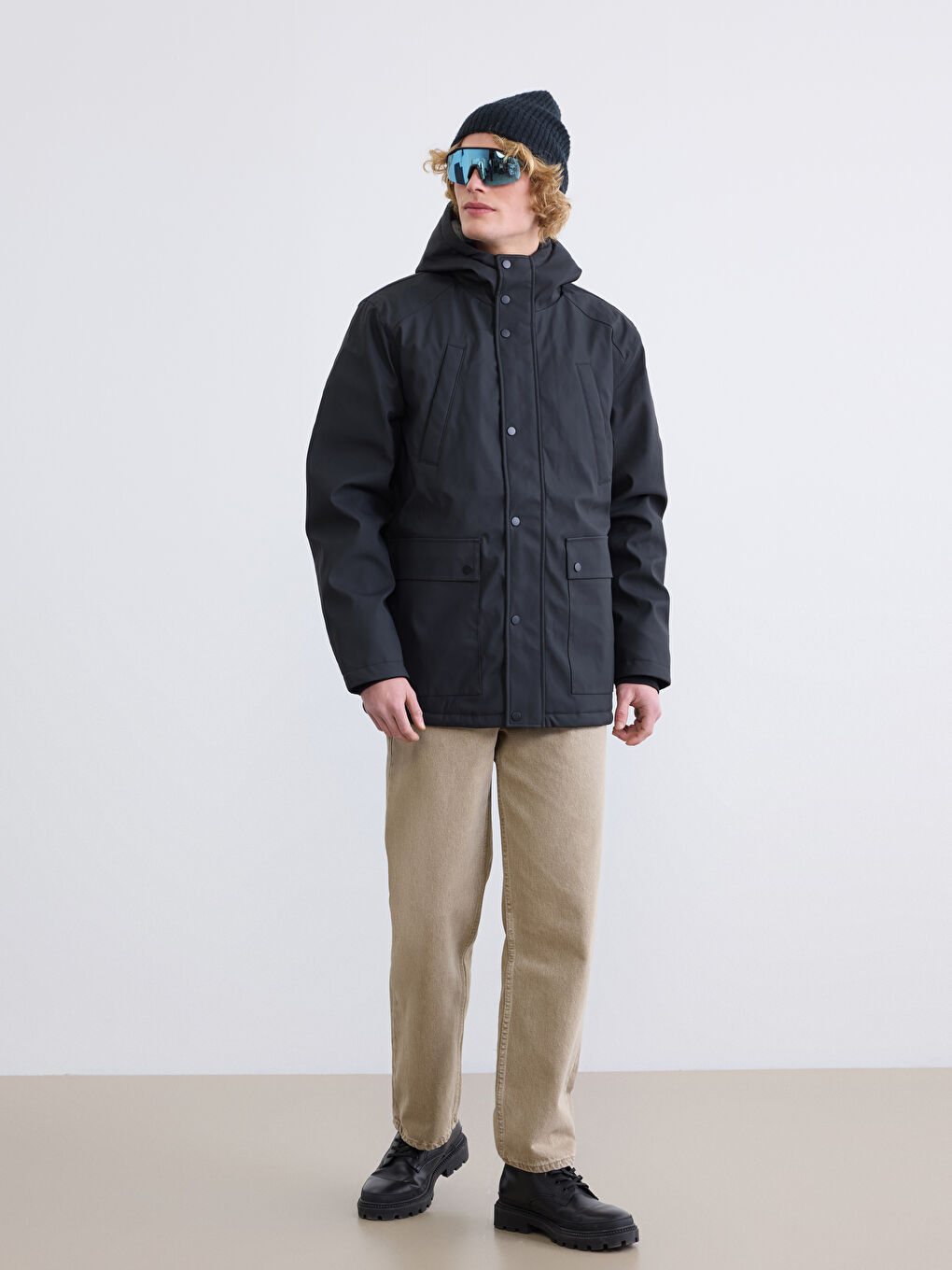 Siyah Standart Kalıp Kapüşonlu Erkek Mont-1