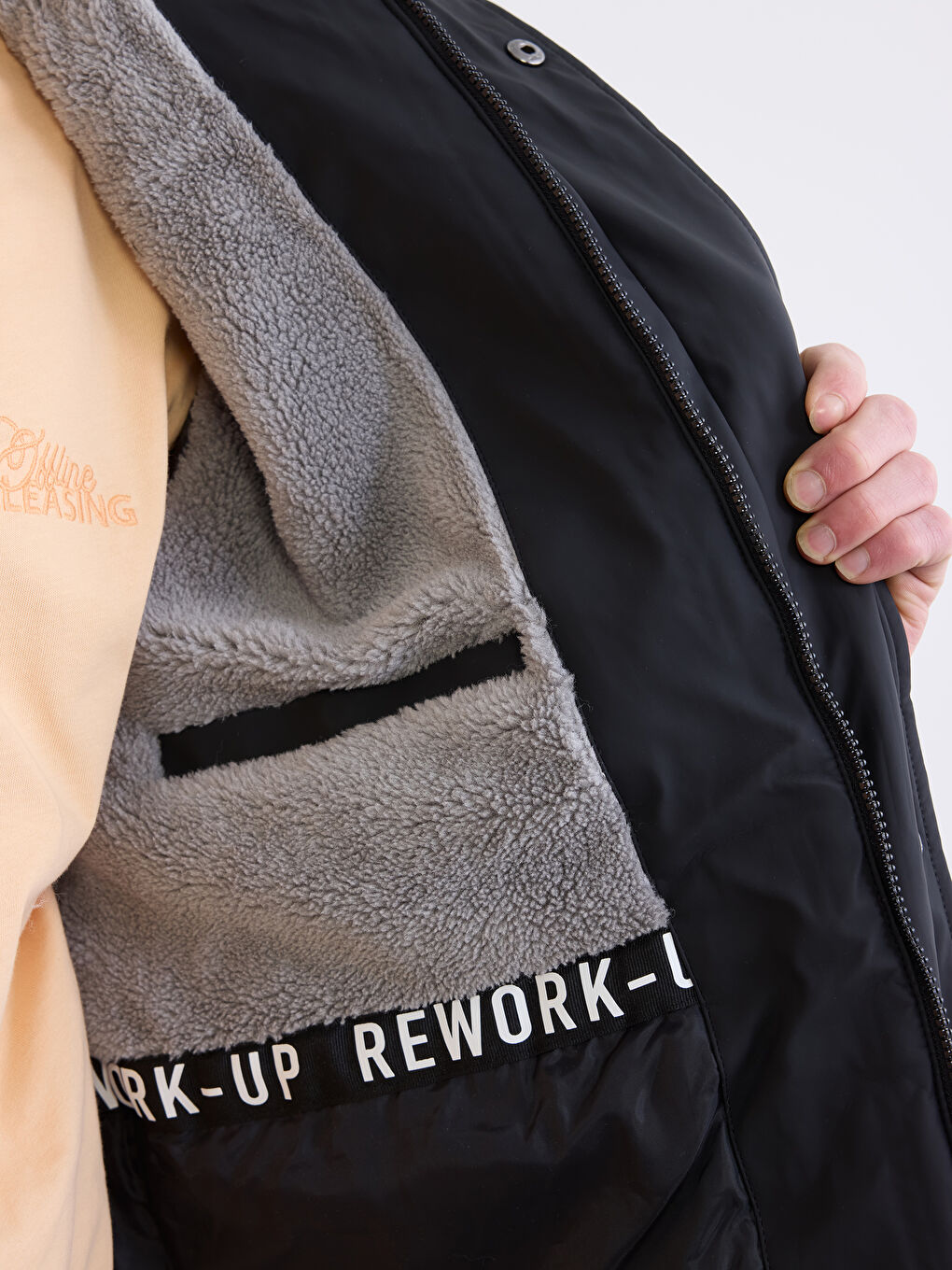 Siyah Standart Kalıp Kapüşonlu Erkek Mont-3