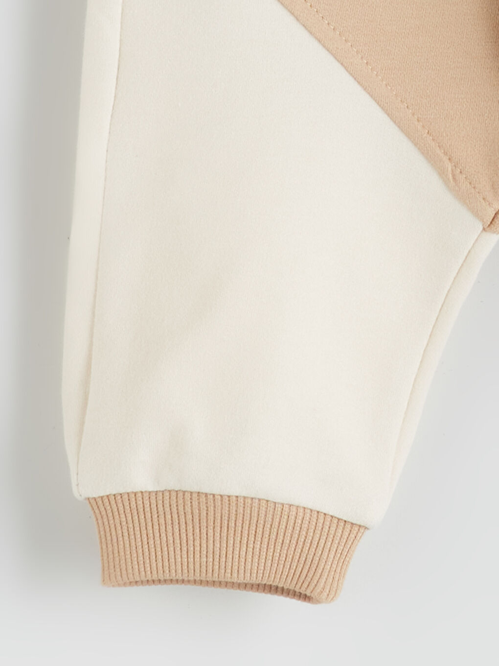 طقم سويشرت وسروال رياضي مطبوع لولد صغير (جوج ديال الباكات)-5