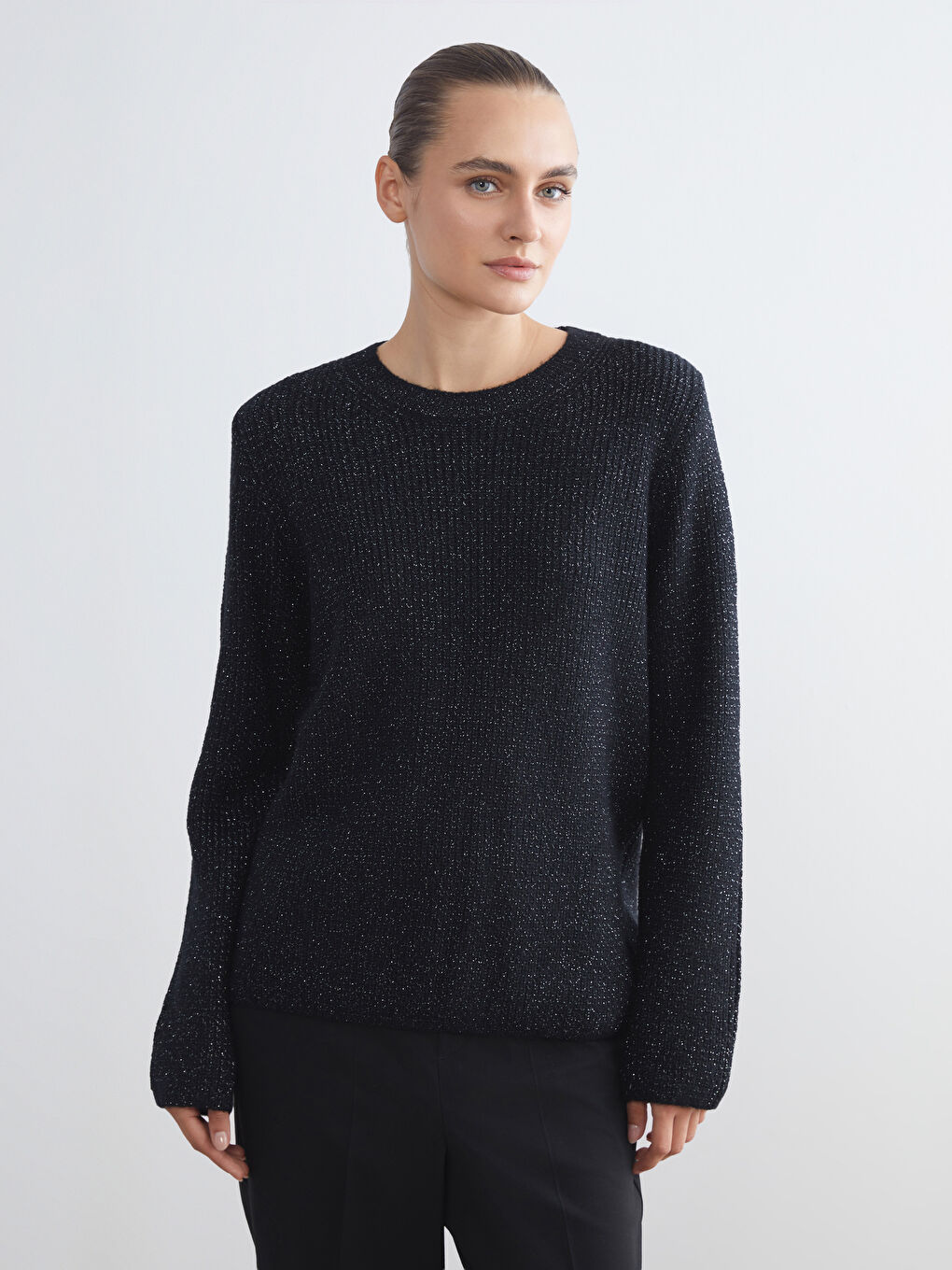 Женский трикотажный свитер с круглым вырезом