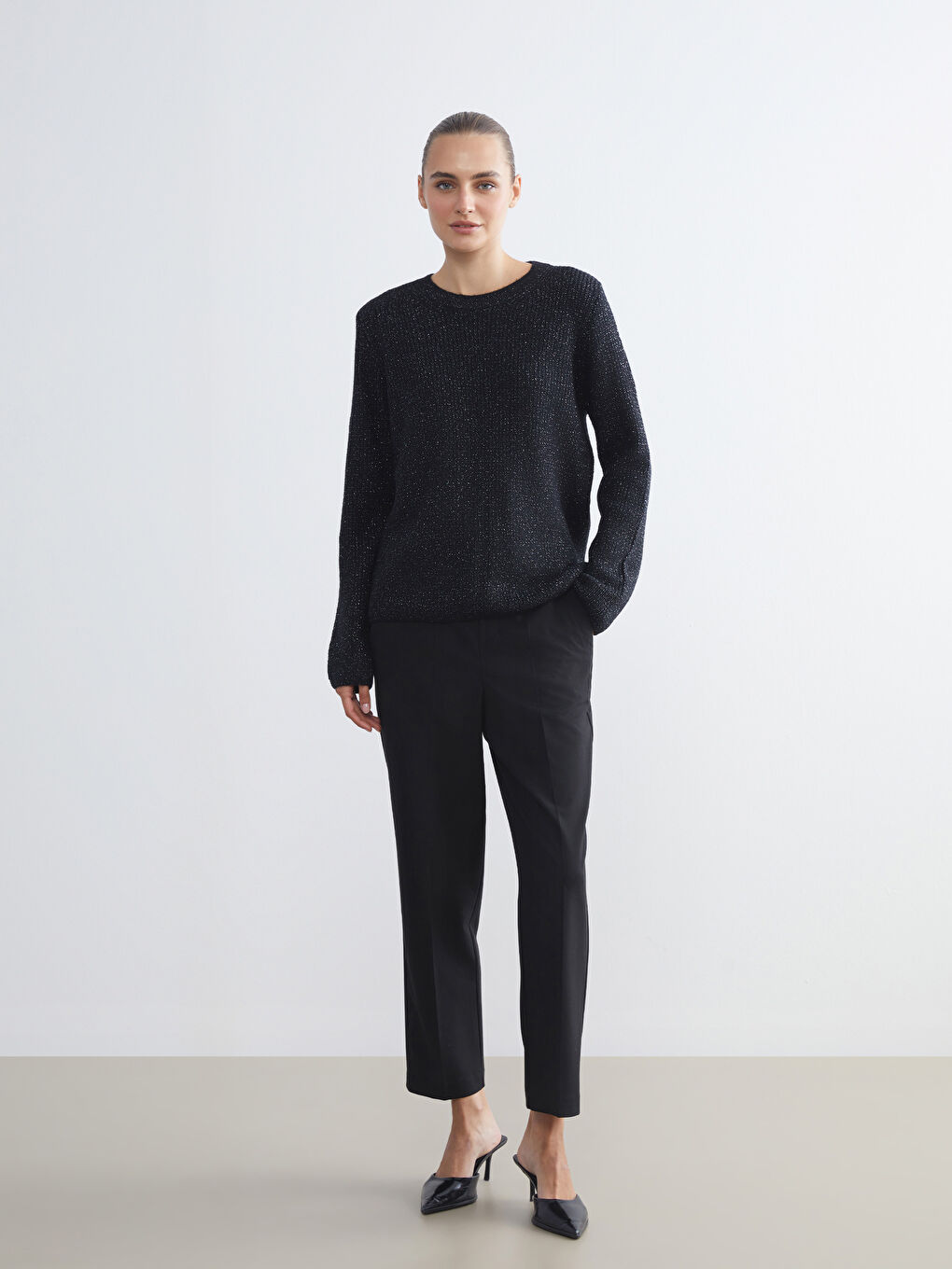 Женский трикотажный свитер с круглым вырезом-1