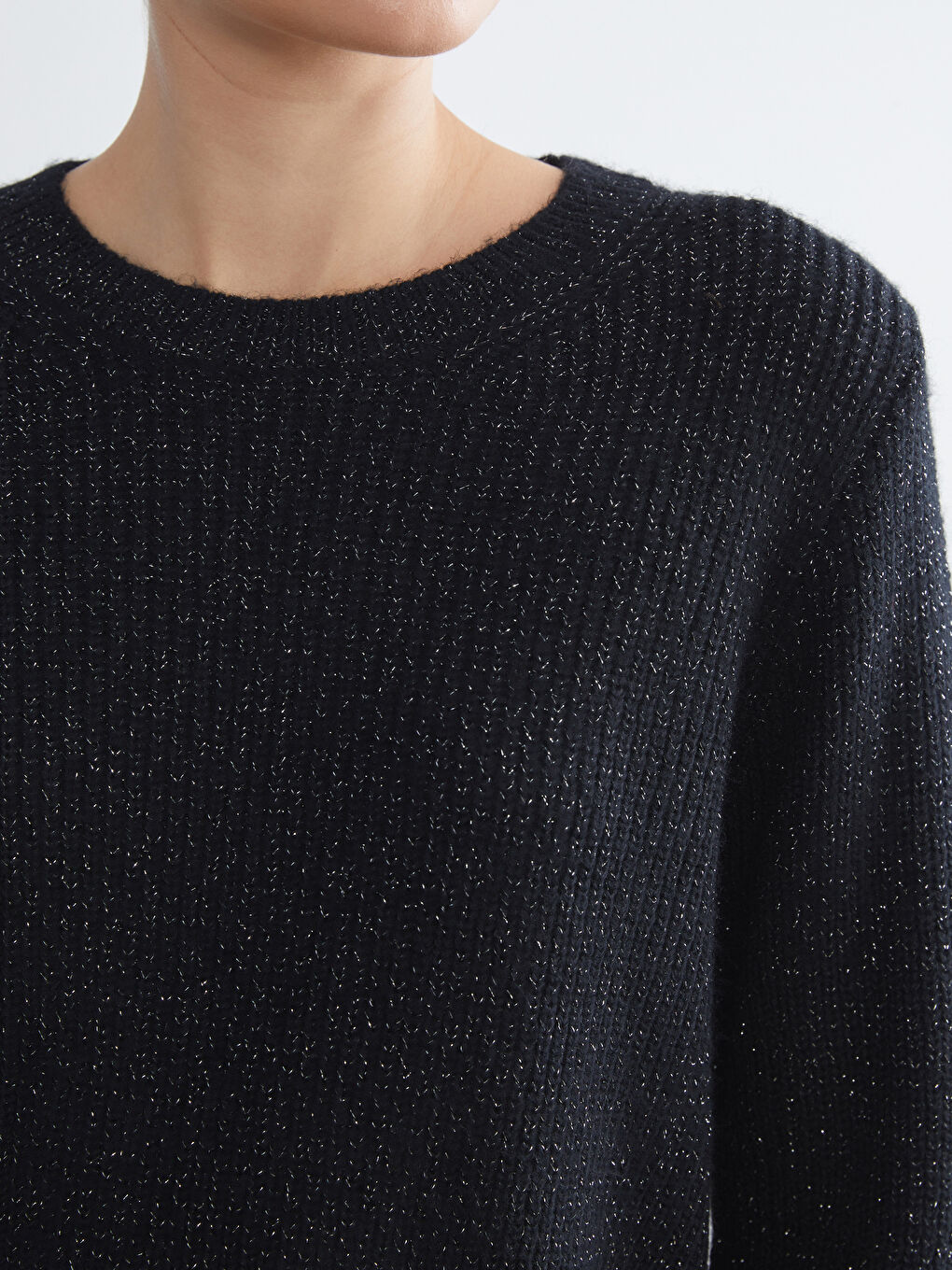 Женский трикотажный свитер с круглым вырезом-2