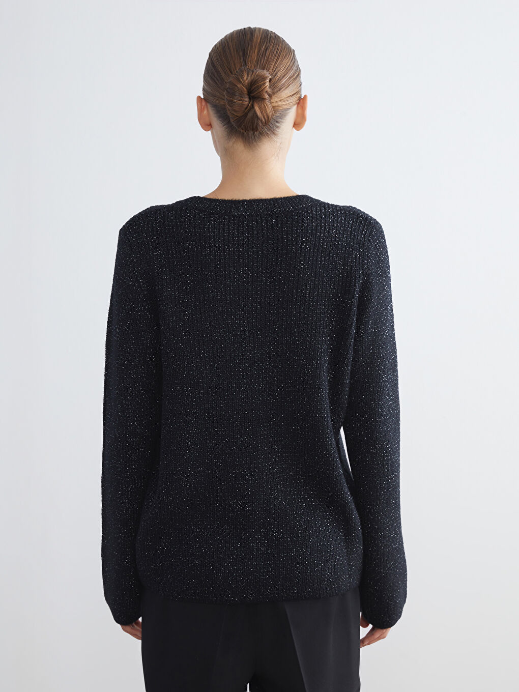 Женский трикотажный свитер с круглым вырезом-3