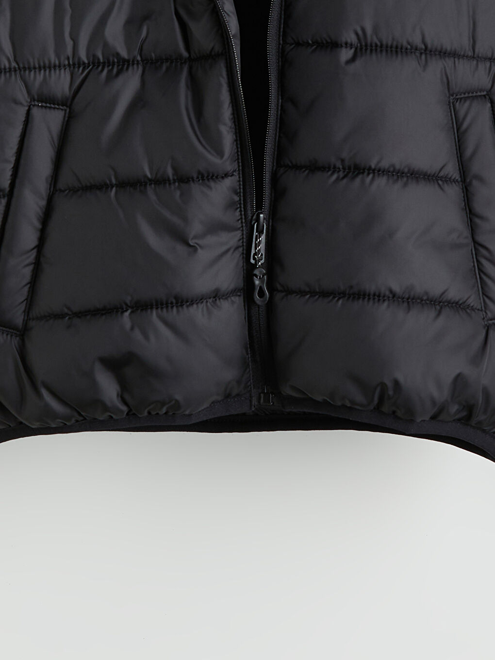 Siyah Kapüşonlu Beşiktaş Baskılı Erkek Çocuk Şişme Mont-1