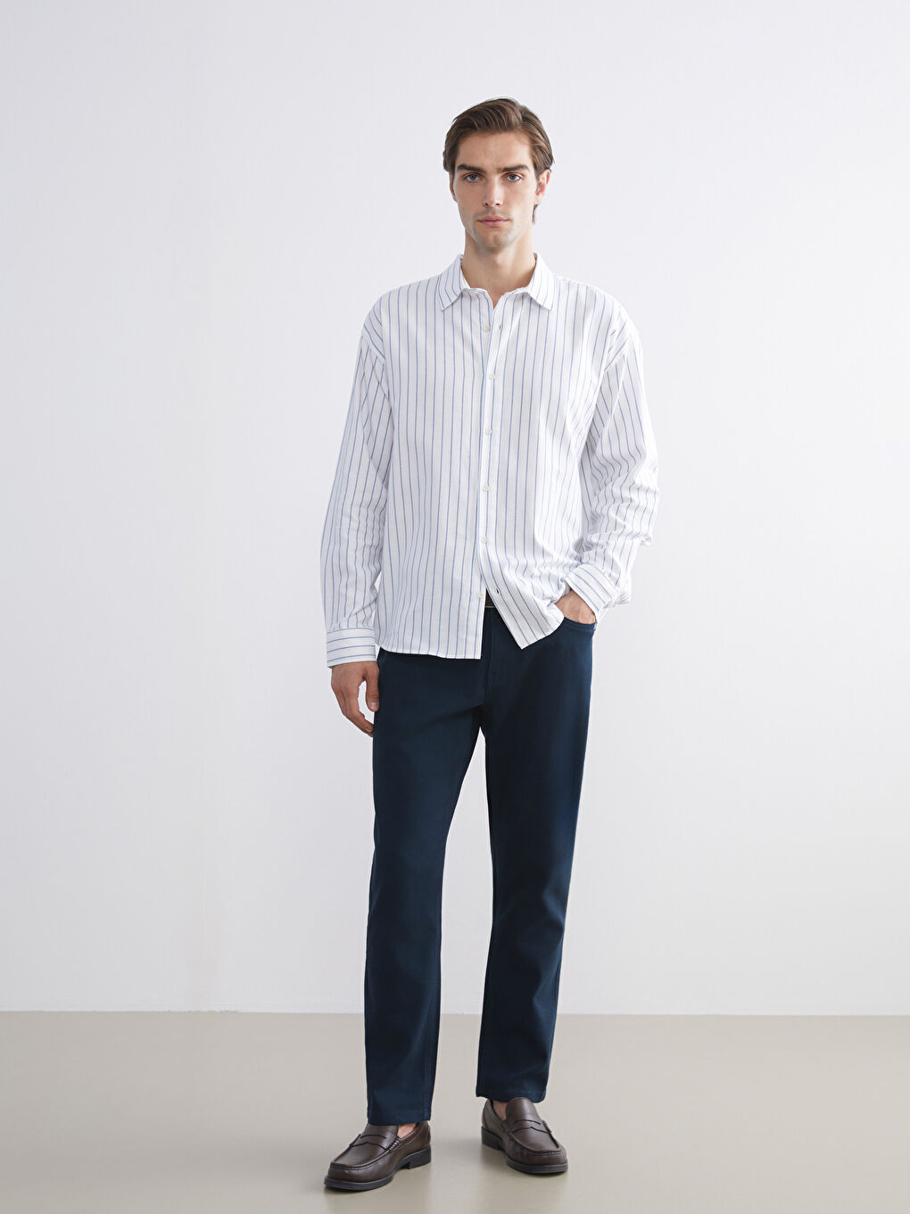 Beyaz Rahat Kalıp Uzun Kollu Çizgili Erkek Gömlek-1