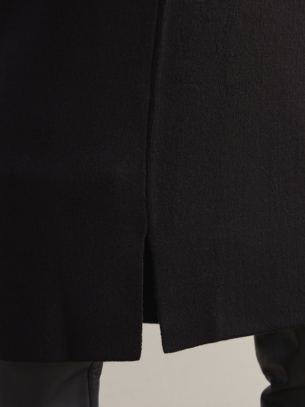 Siyah Beli Lastikli Yırtmaçlı Triko Etek-3