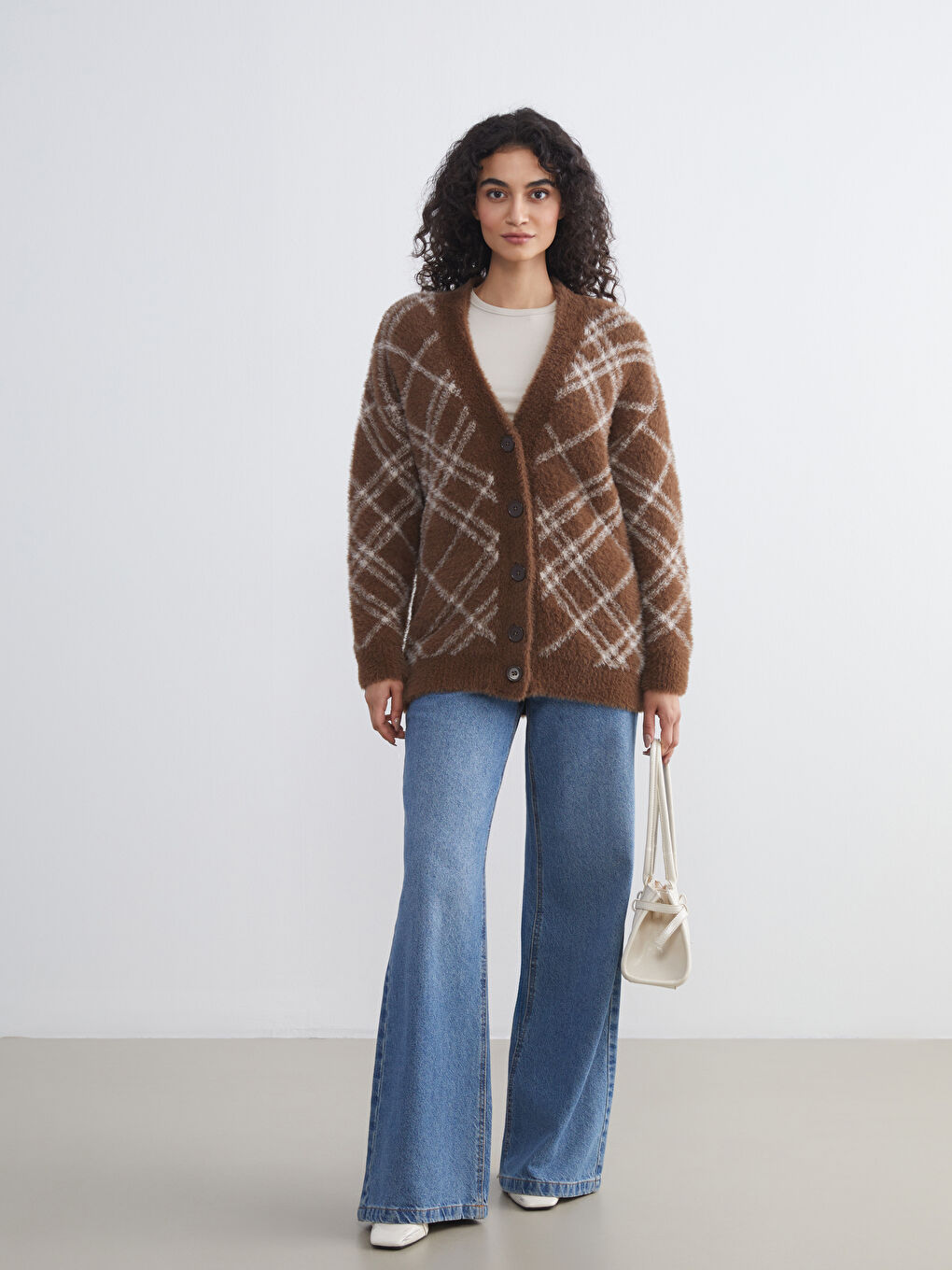 Kahverengi V Yaka Desenli Kadın Triko Hırka-1