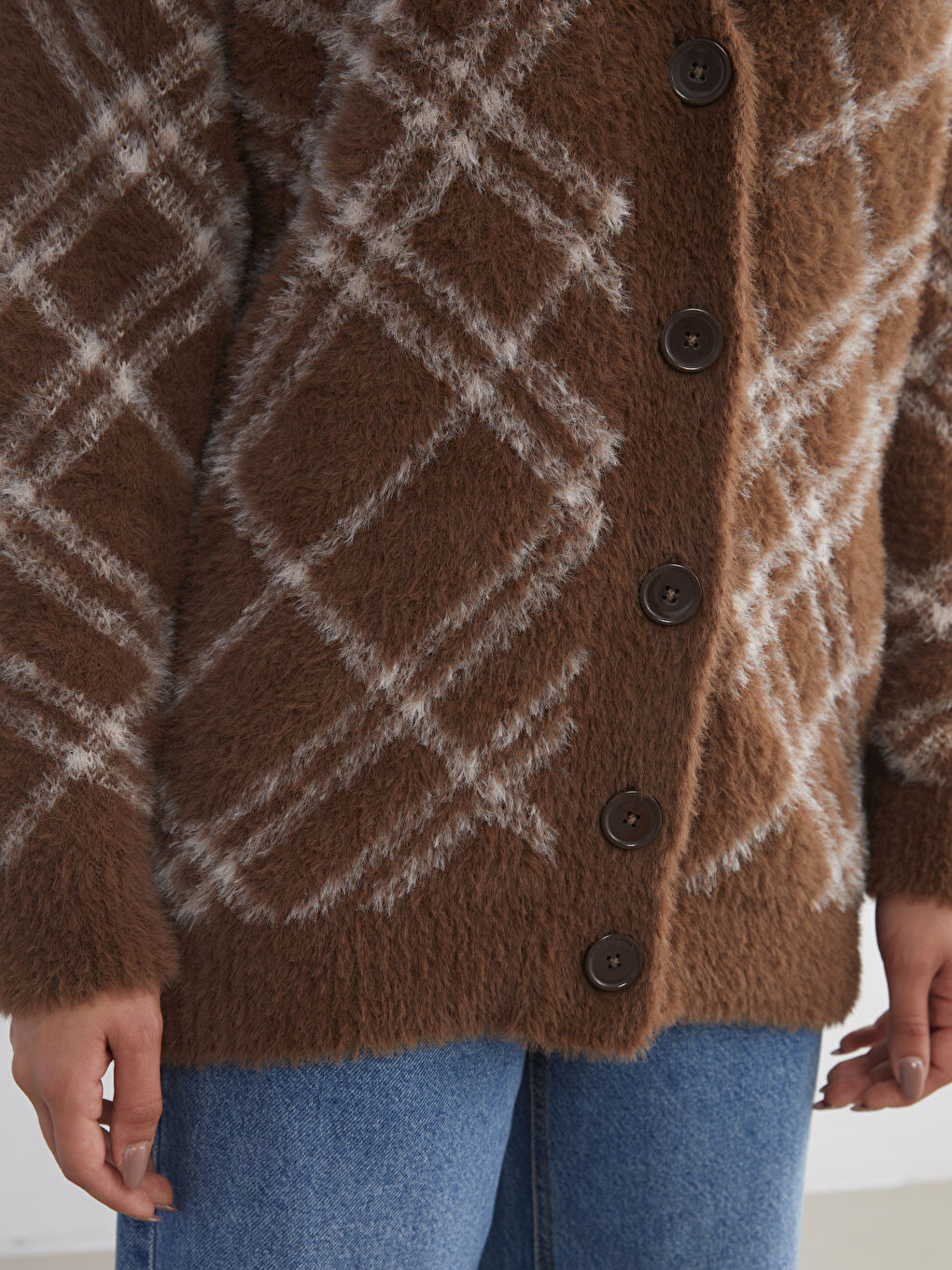 Kahverengi V Yaka Desenli Kadın Triko Hırka-2